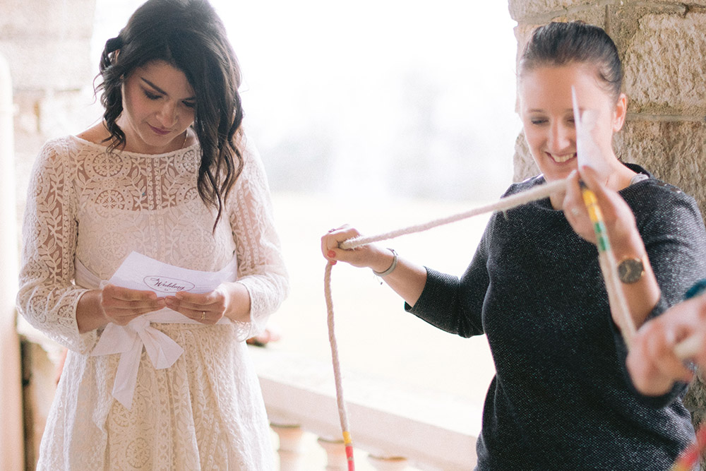 des invités jouent à de sjeux pour le mariage